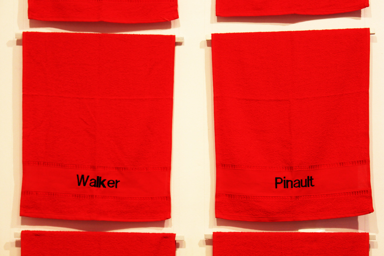 "Enxugamentos" | Instalação (Installation) | Toalhas bordadas (Embroidered towels) | 2019