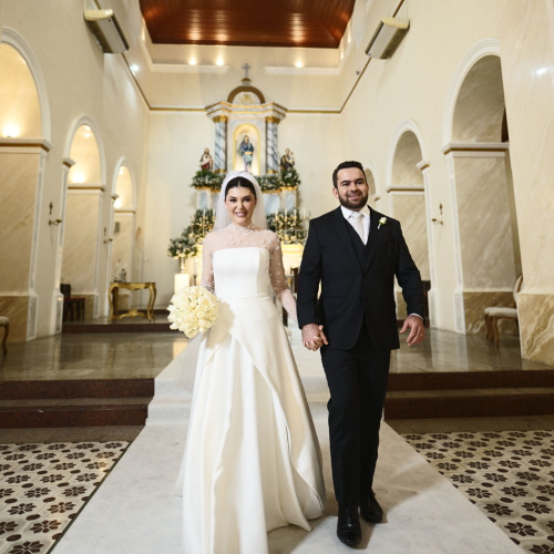 Casal após cerimônia de casamento na nave da igreja Nossa Senhora das Dores em Teresina