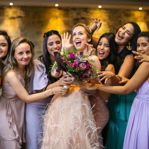 Noiva e madrinhas animadas no restaurante Grand Cru