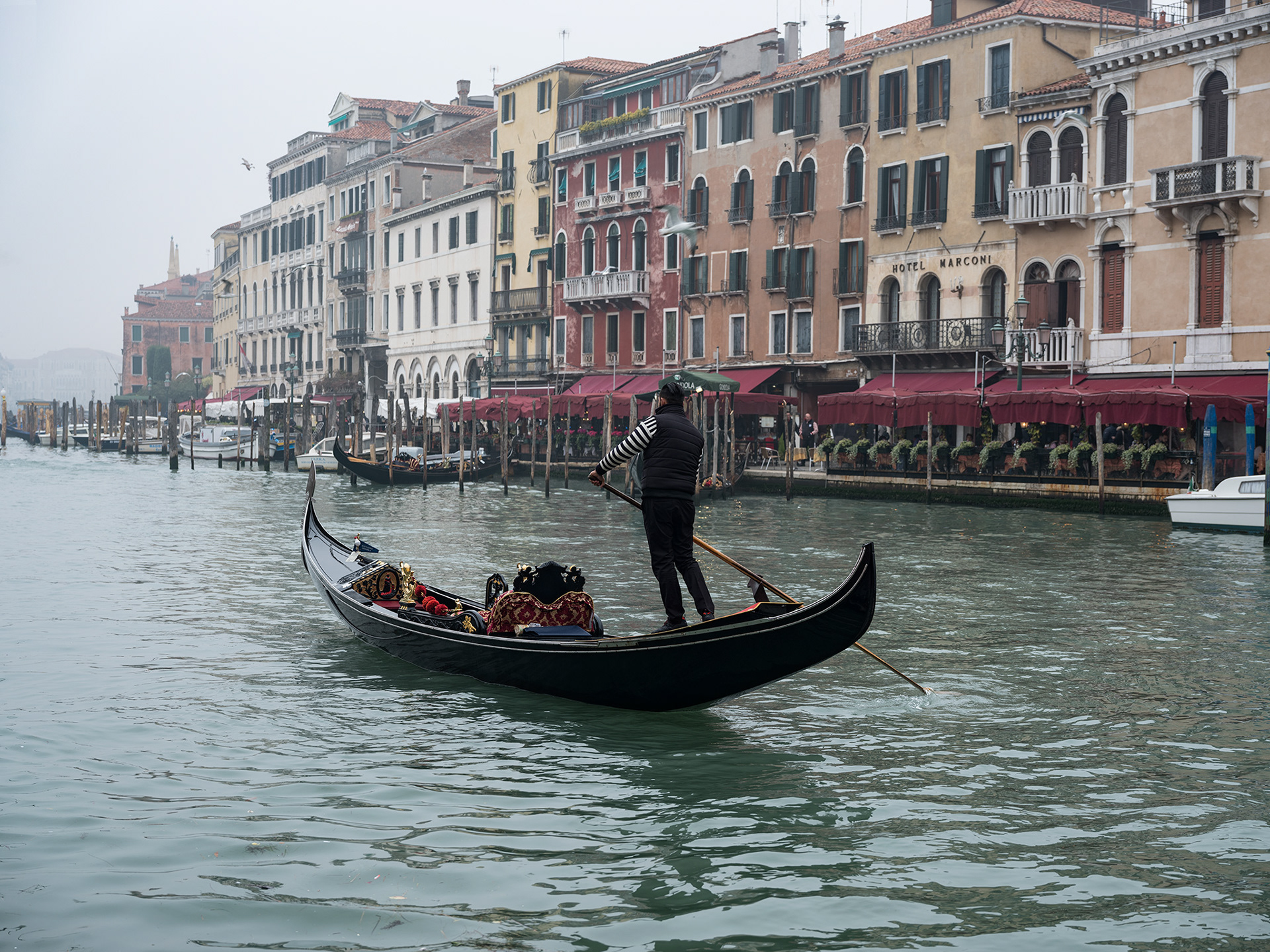 Solo Gondolier, Grand Canal