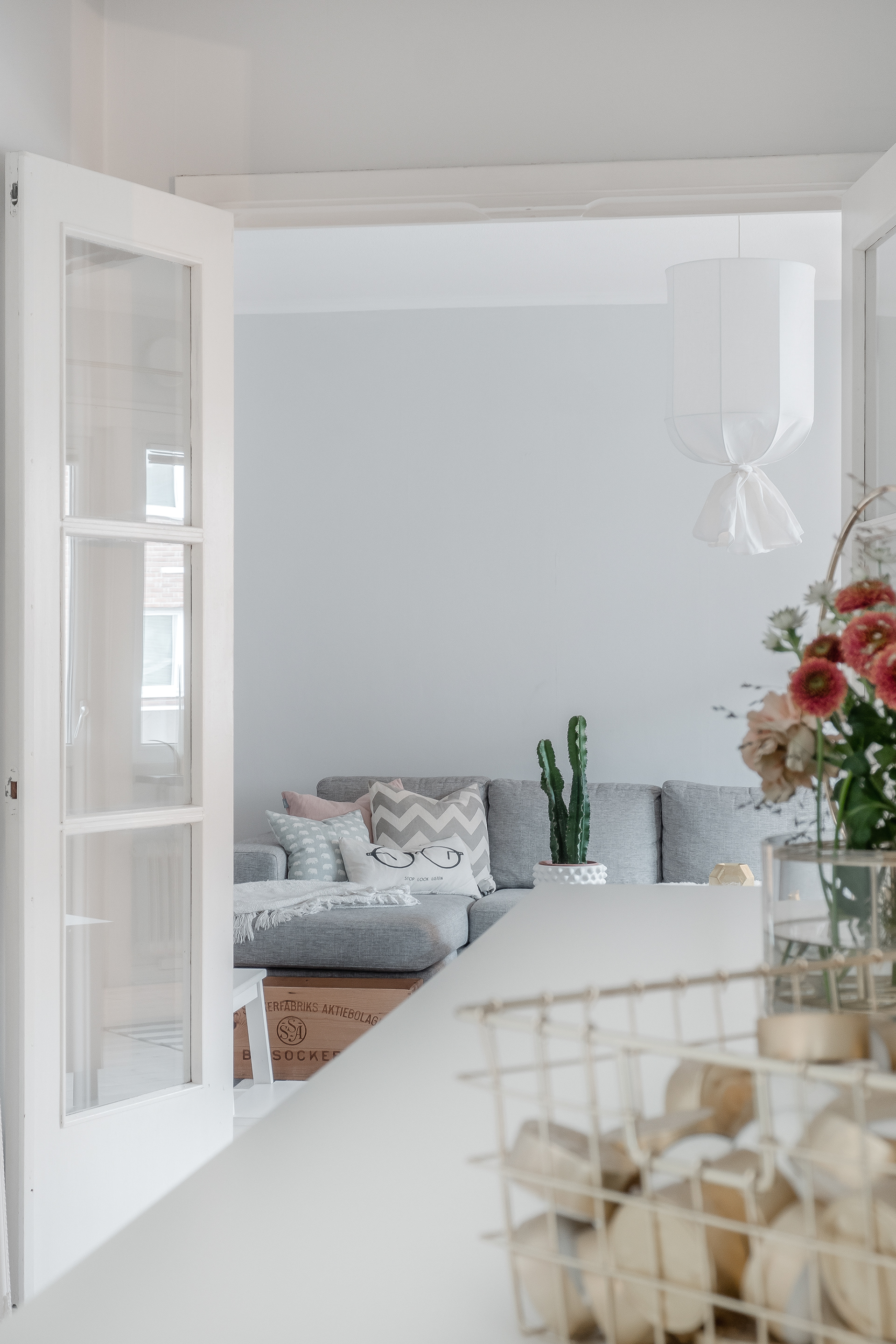 Detaljbild hall mot vardagsrum