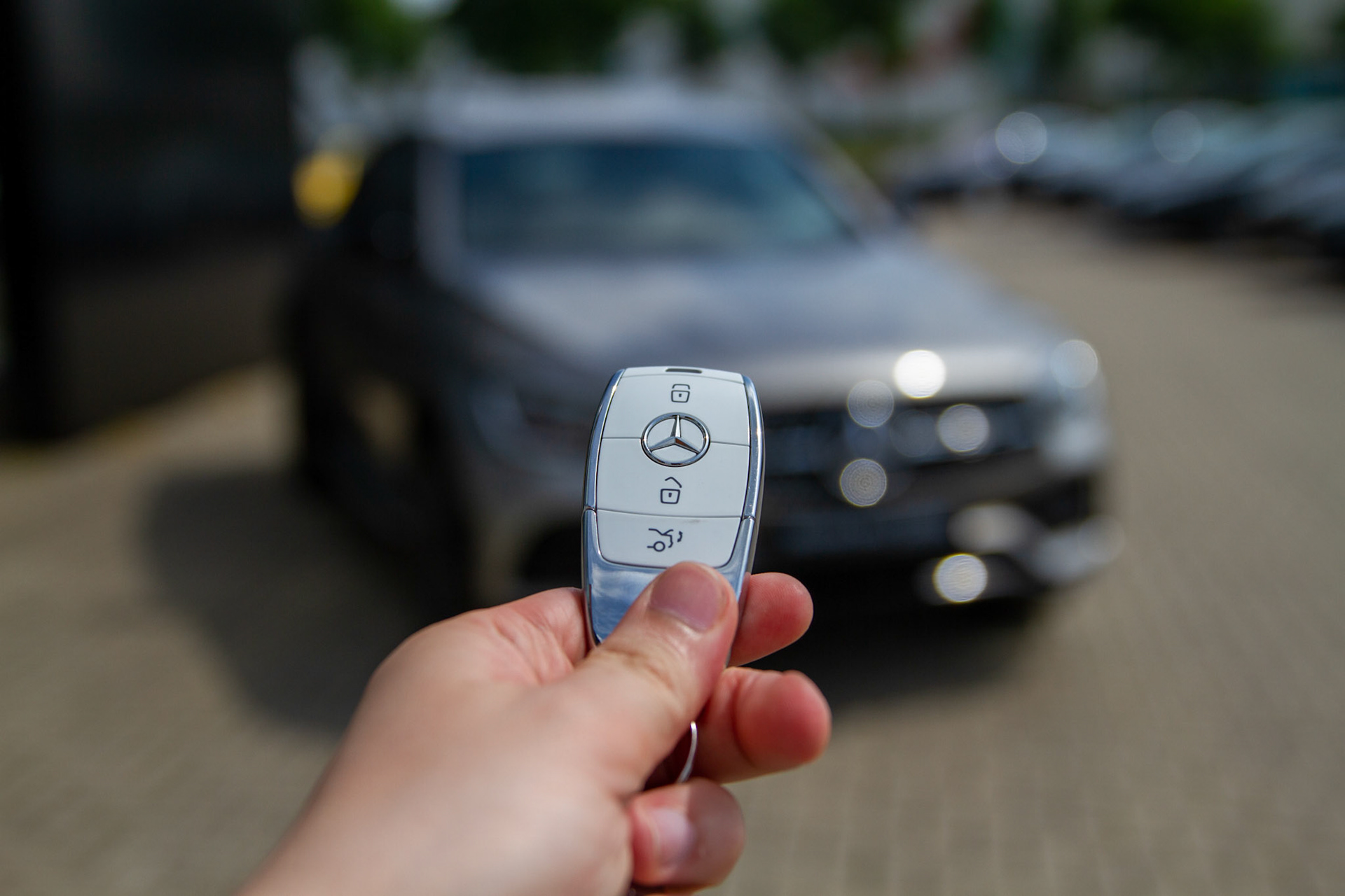 Sleutel met vervaagde auto op achtergrond