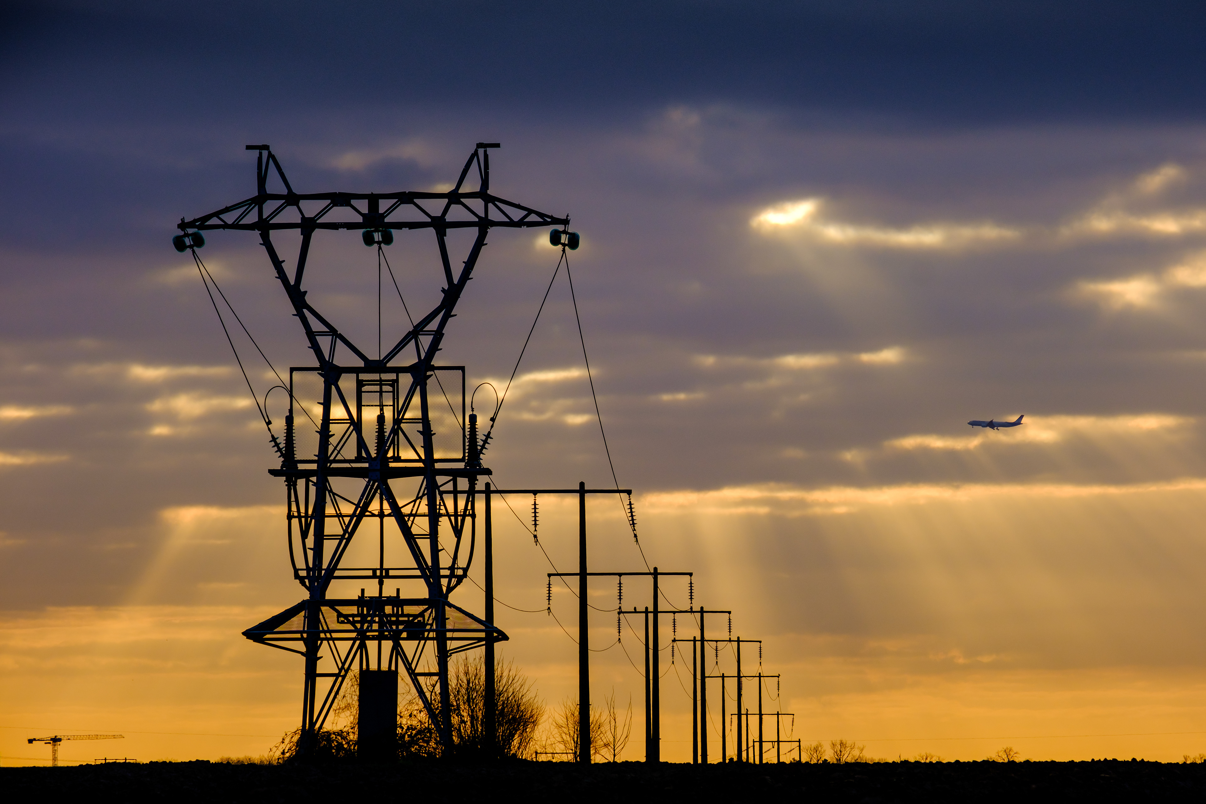 Pylônes électriques, avion.