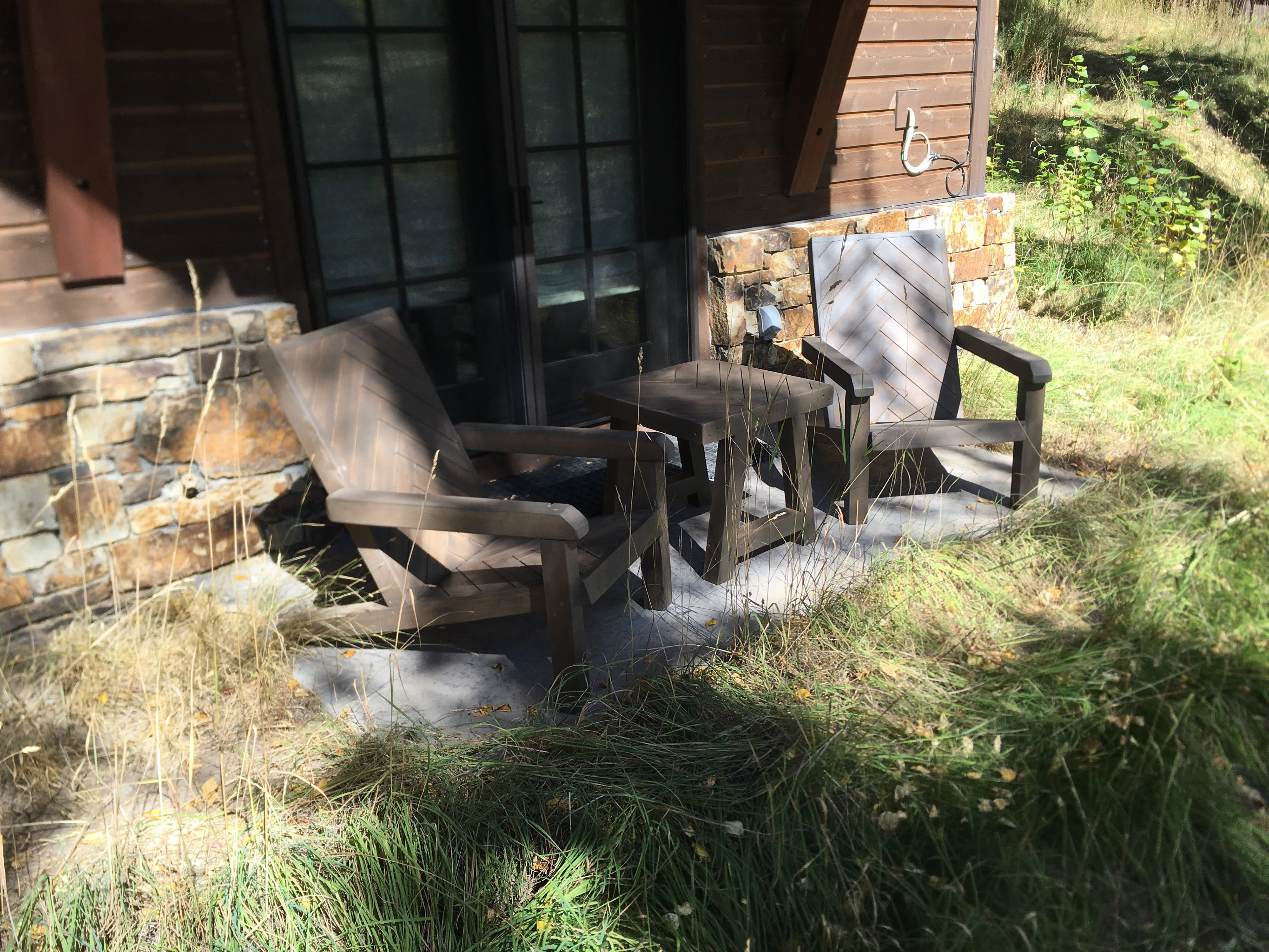 2Tone Summit Herringbone Singles with side table