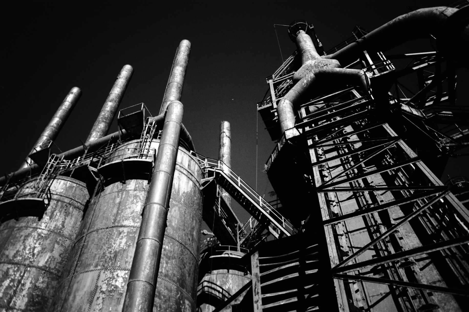 Nikon N90s | Nikon 28mm f/2.8 | Pan F 50Digitized with Fujifilm X-T5Home developed in HC-110 BNegative Lab Pro v3.1.1 | Color Model: B+W | Pre-Sat: 3 | Tone Profile: Cinematic - Rich | WB: None | LUT: Frontier