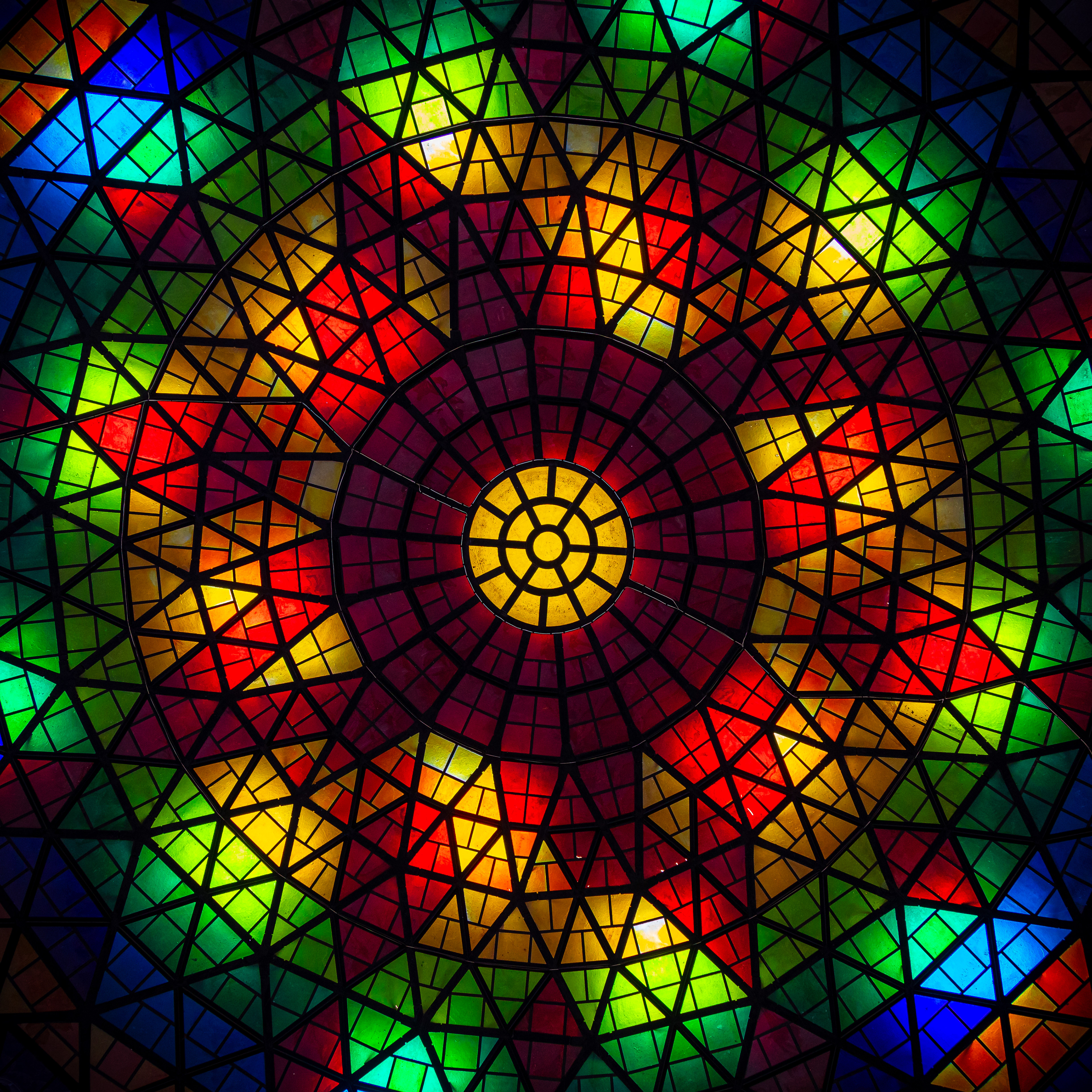 When entering the gallery of the Ryukyu Glass Village, you will be greeted by a colorful sight. Sitting above your head is a 16-ton stained glass dome. The stained glass is an example opf how unique and colorful glass art can be.