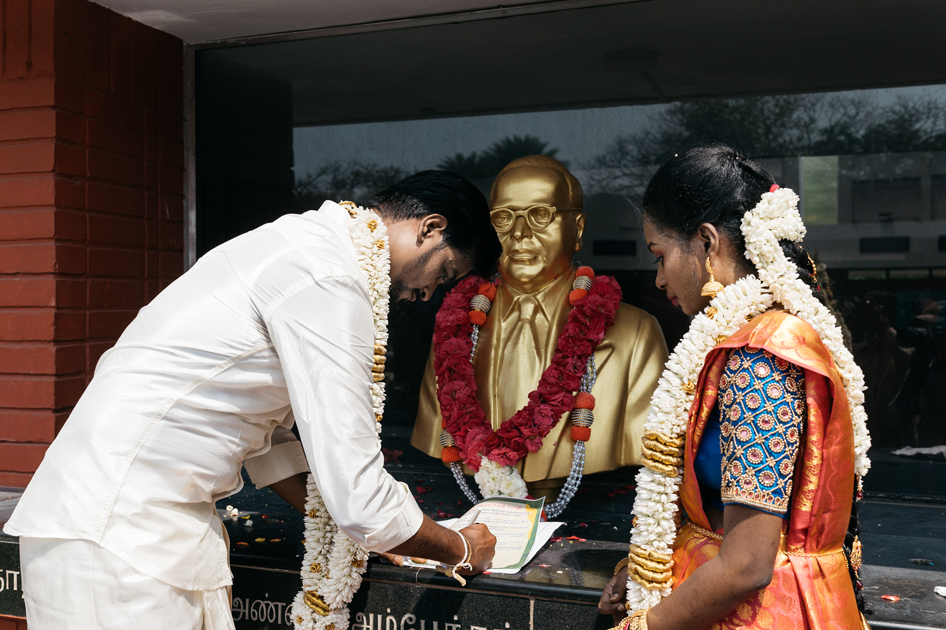 Groom signs of th ewedding