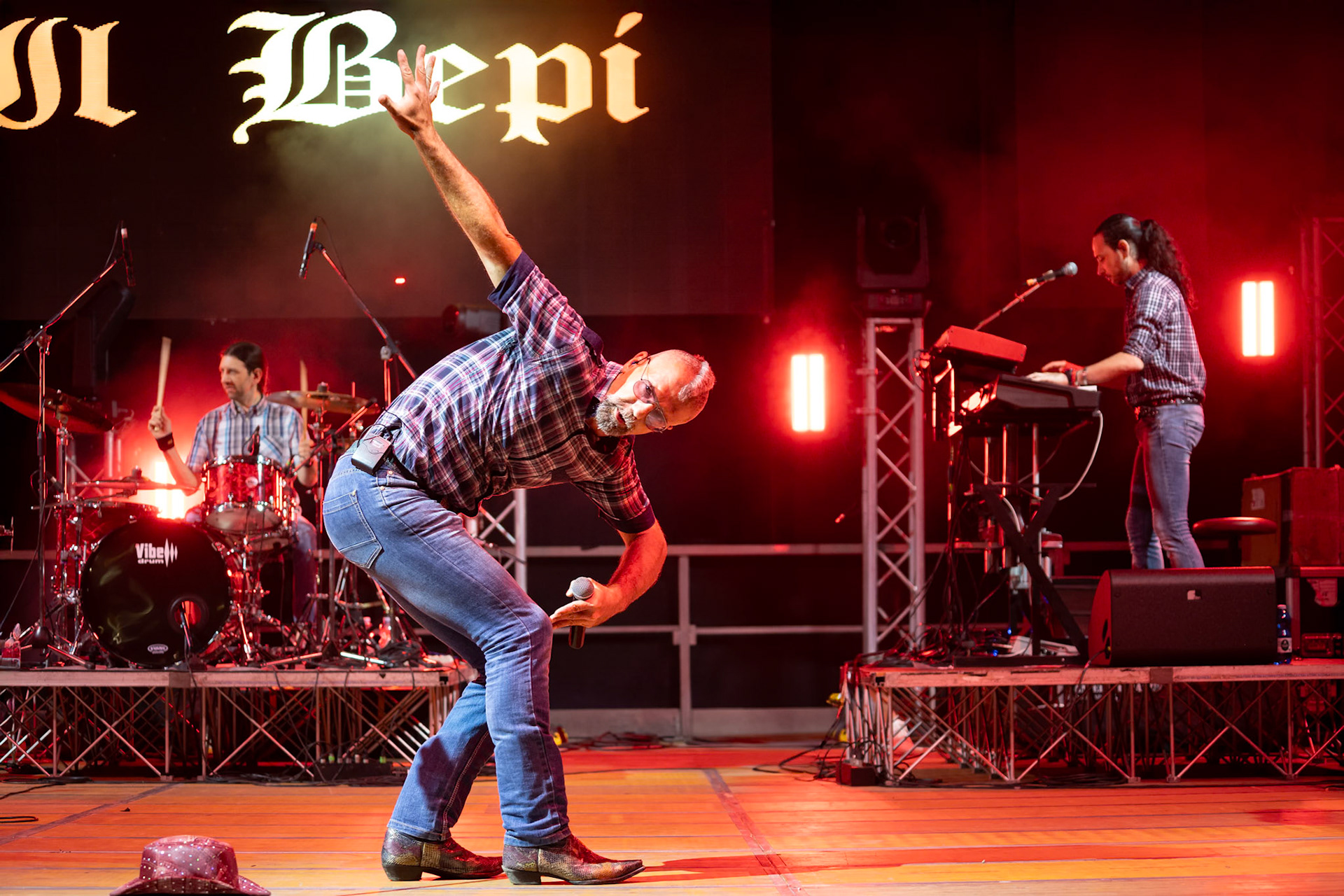 La band Bepi and the Prismas live in concerto.