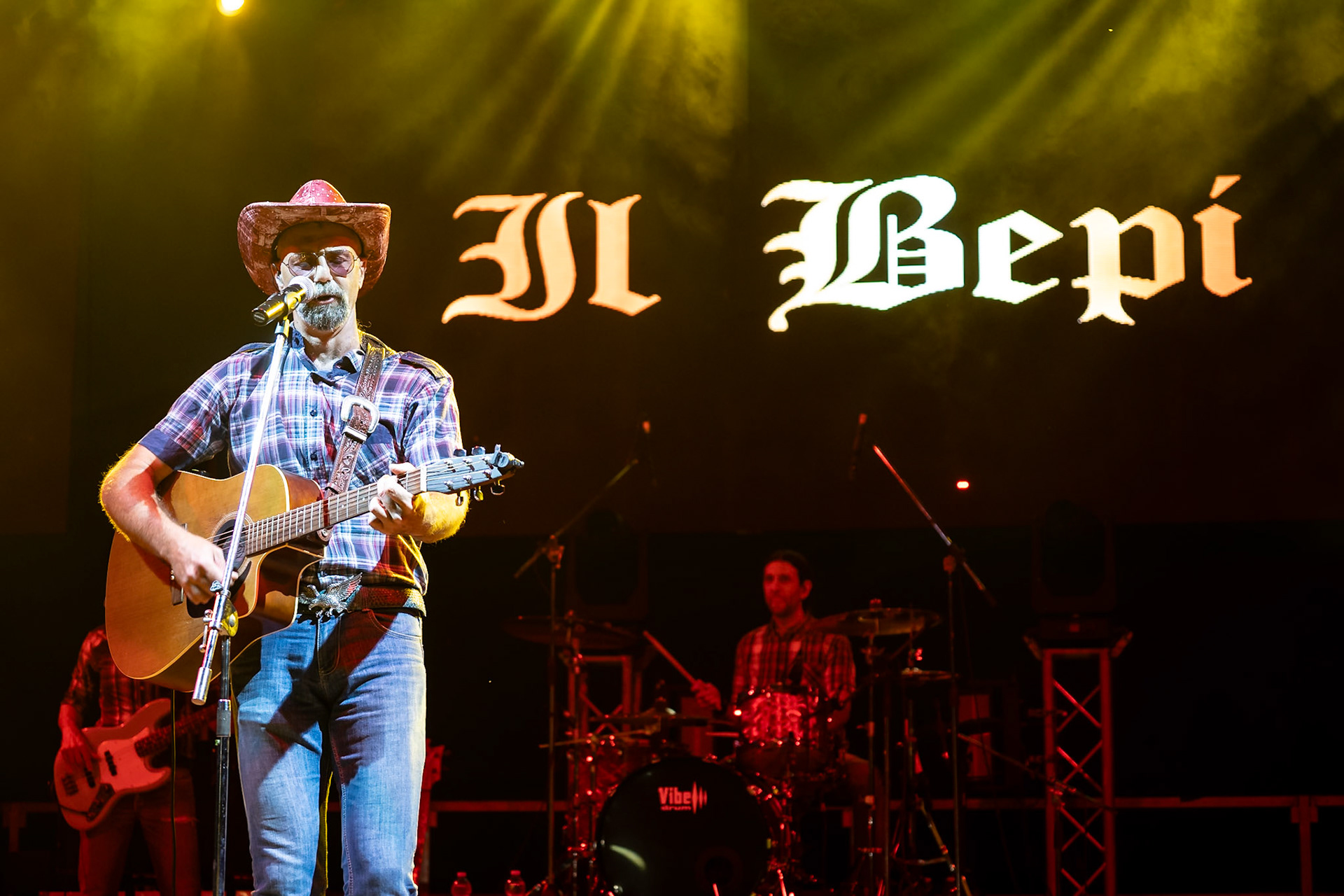 La band Bepi and the Prismas live in concerto.