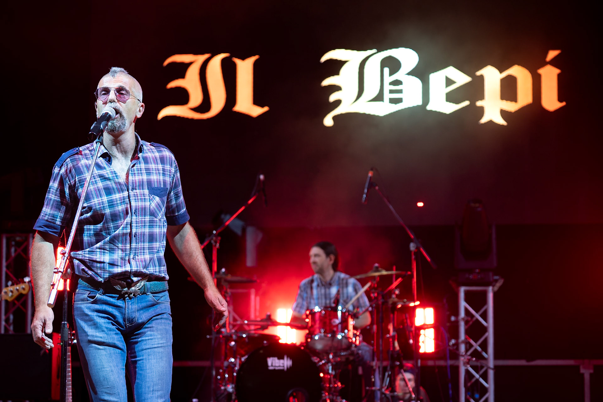 La band Bepi and the Prismas live in concerto.