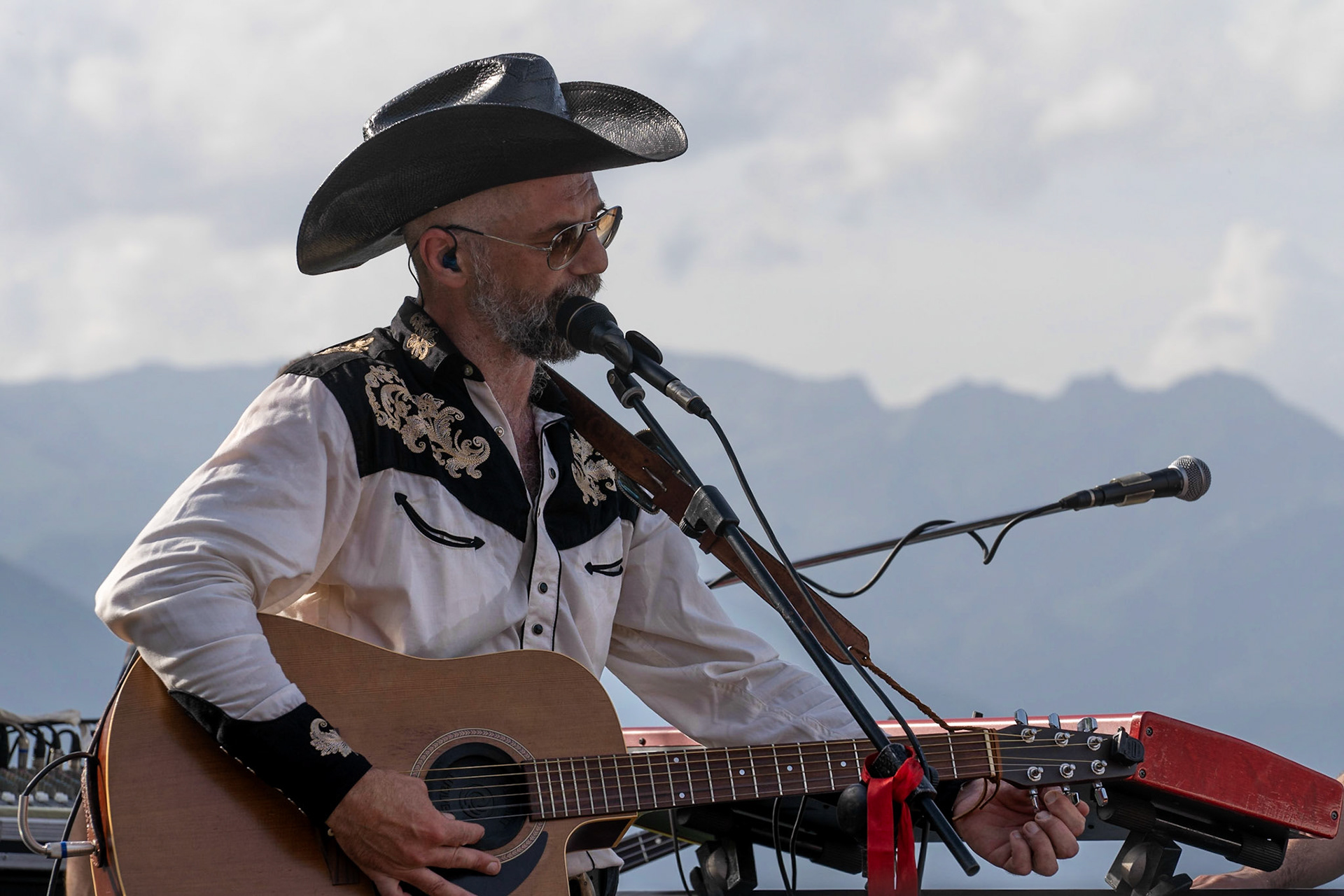 La band Bepi and the Prismas live in concerto.