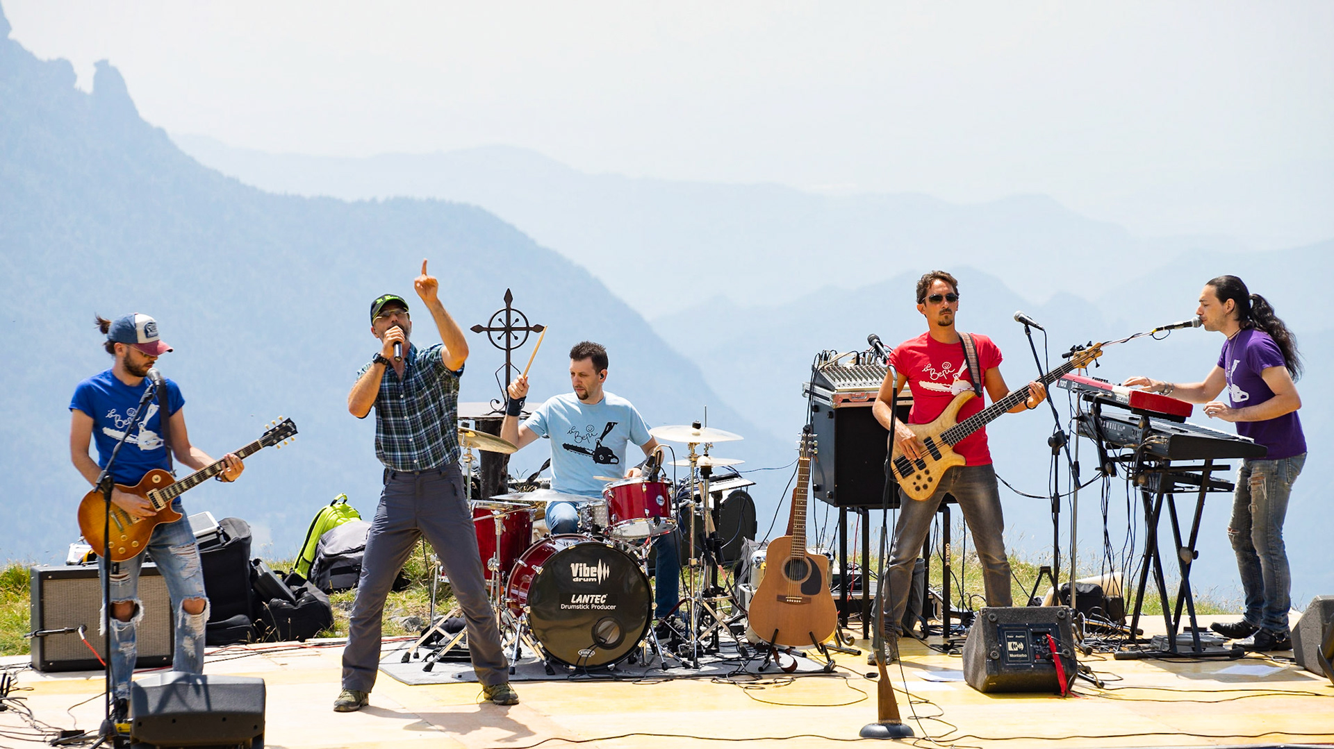 La band Bepi and the Prismas live in concerto.