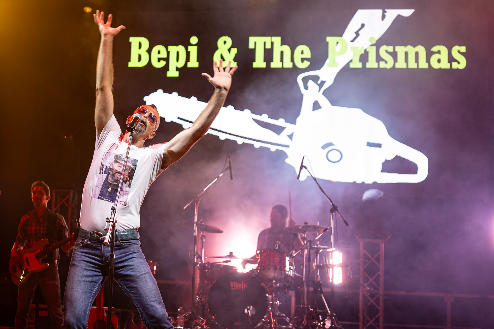 La band Bepi and the Prismas live in concerto.