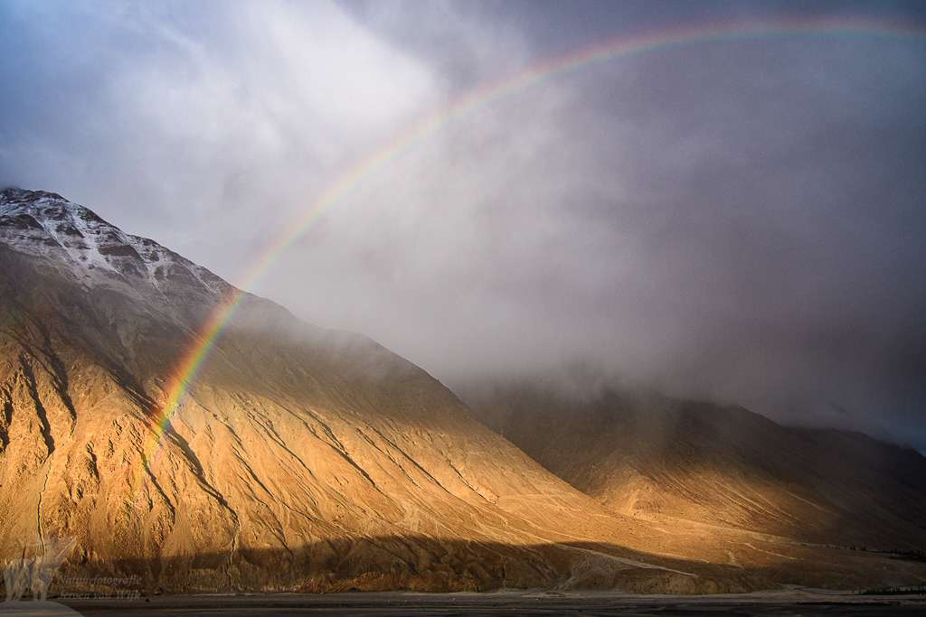 Regenboog boven Shyok River. Khalsar, juni 2019.