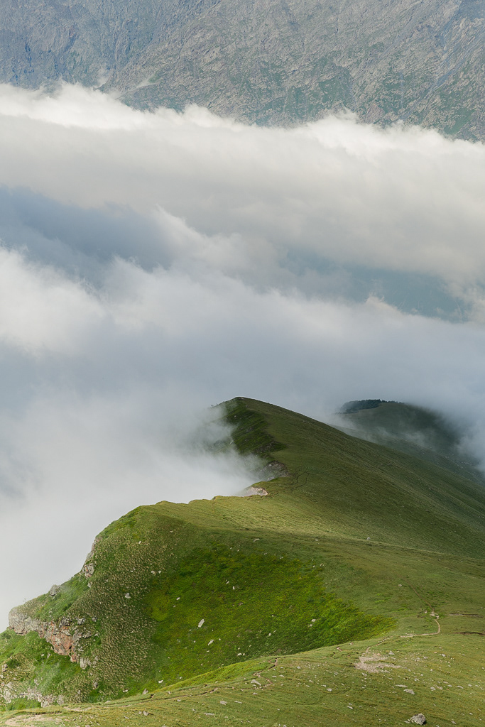Bewolking trekt over het wandelpad