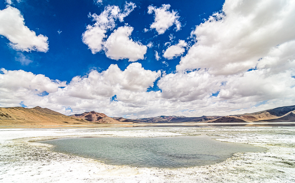 Zoutbanken rondom Tso Kar Lake op een hoogte van 4500 meter. Juni, 2019.