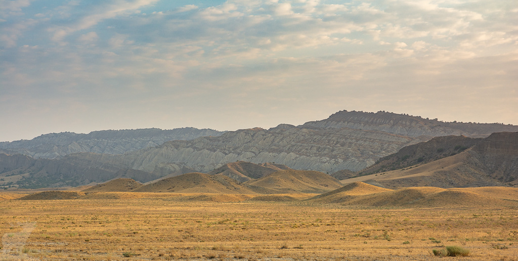 De uitgestrekte steppe van Vashlovani Nationaal Park