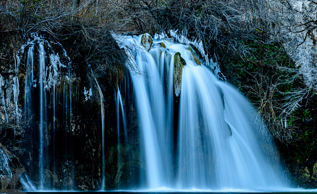 Winterse watervallen in Plitvice Lakes National Park, Kroatië