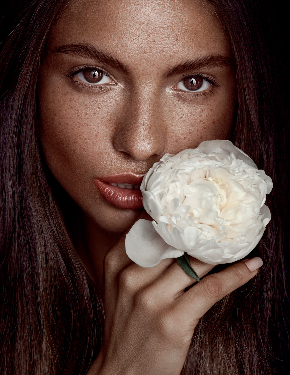 Close-up beauty portrait of model with natural makeup holding white rose – Joanna Kustra beauty photography