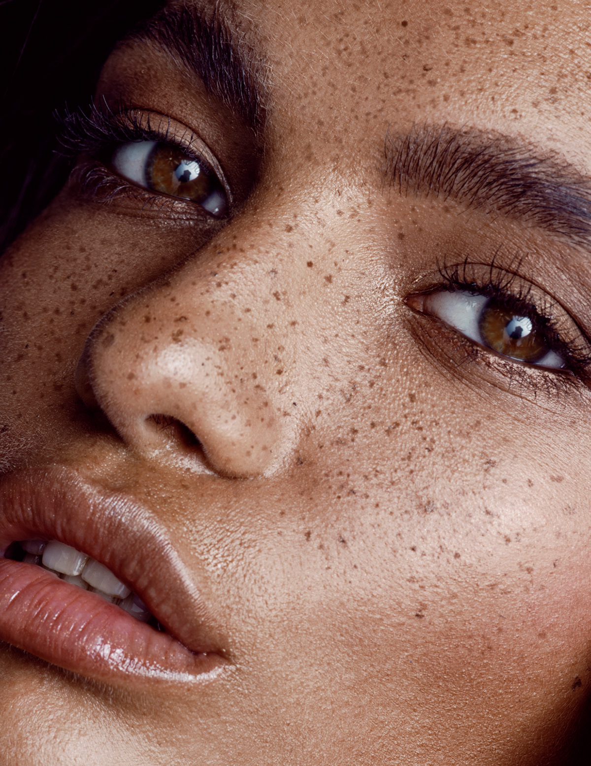 High-resolution beauty close-up of freckled model with natural makeup – Joanna Kustra beauty photography