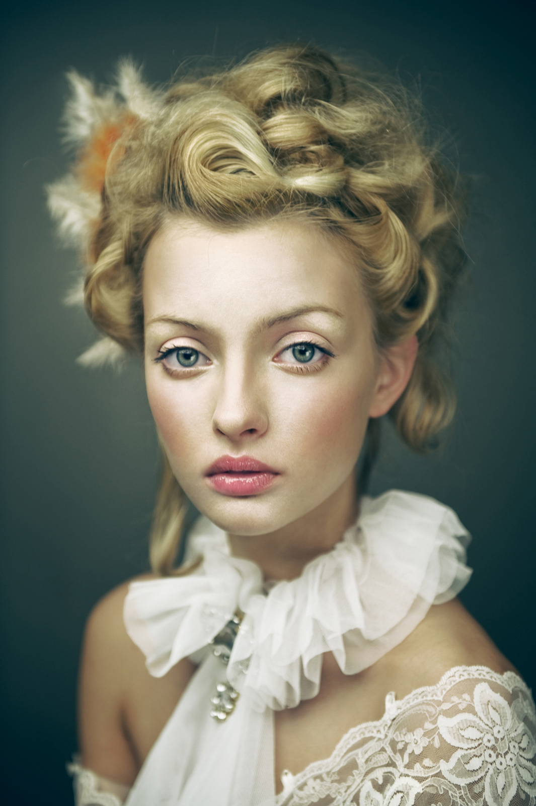 Vintage-inspired fine art portrait of blonde model in white ruffled collar – Joanna Kustra couture photography
