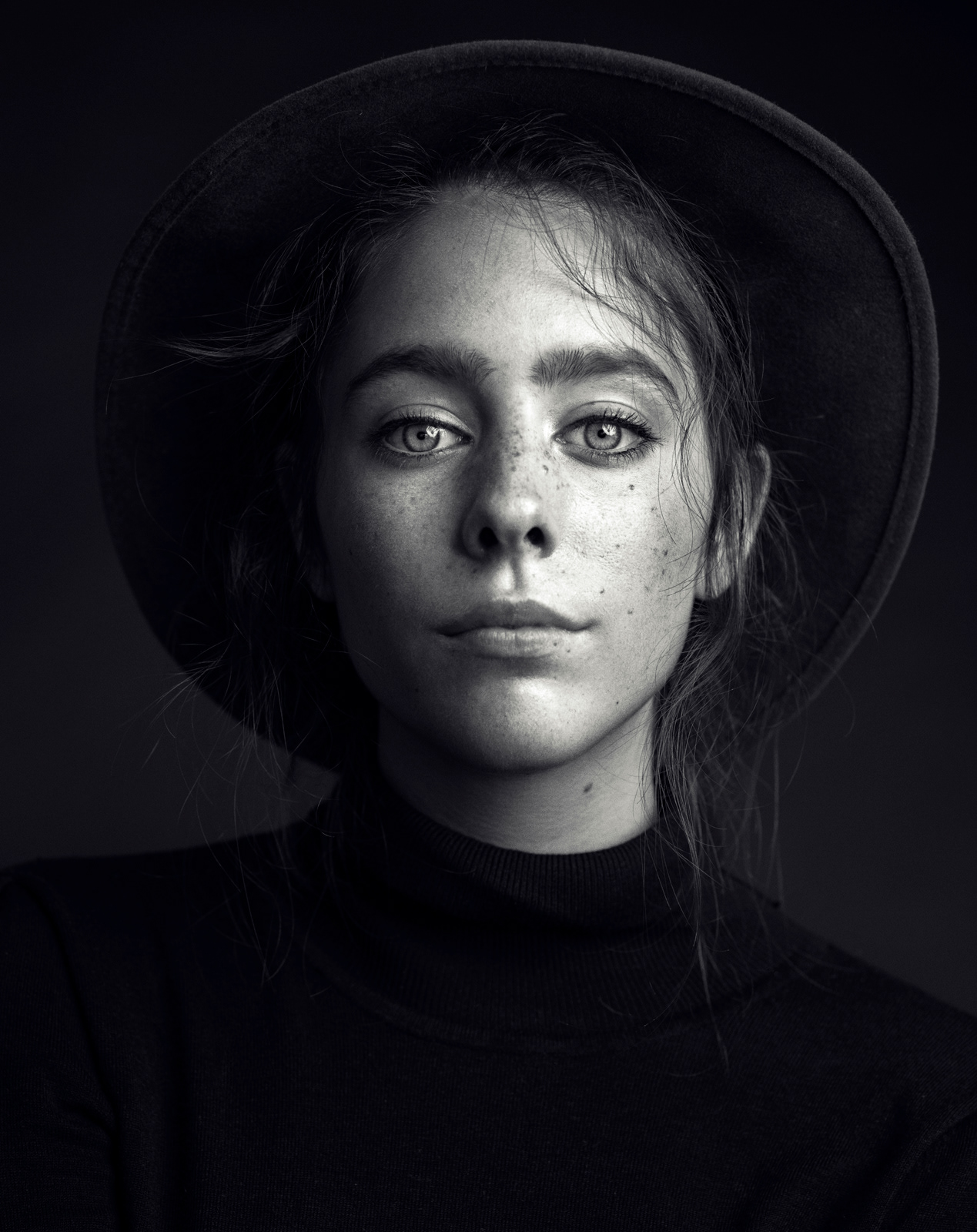 Black and white vintage-style portrait with wide-brim hat – Joanna Kustra fine art photography
