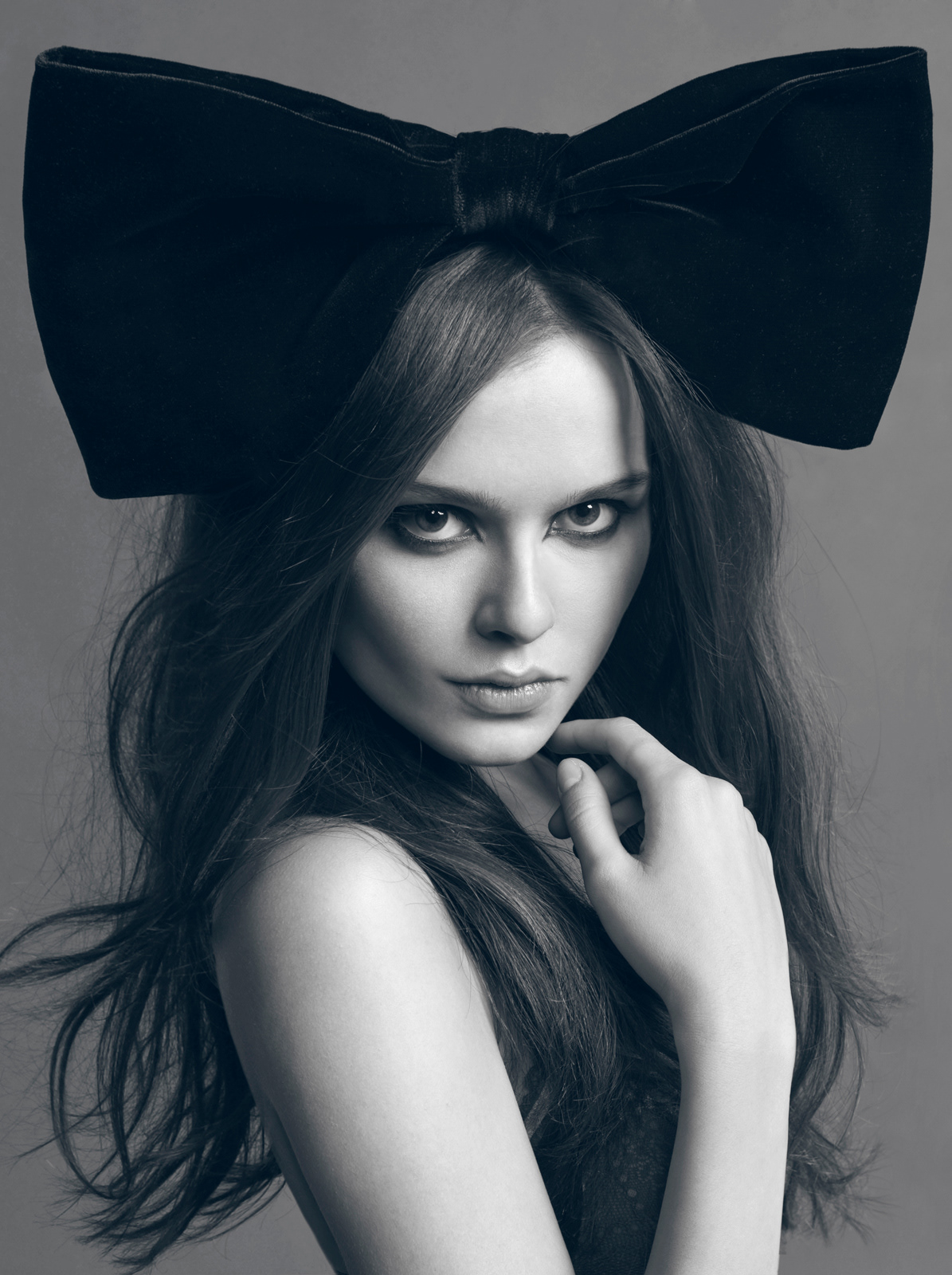Black and white beauty portrait of woman with oversized bow headpiece – Joanna Kustra studio fashion photography