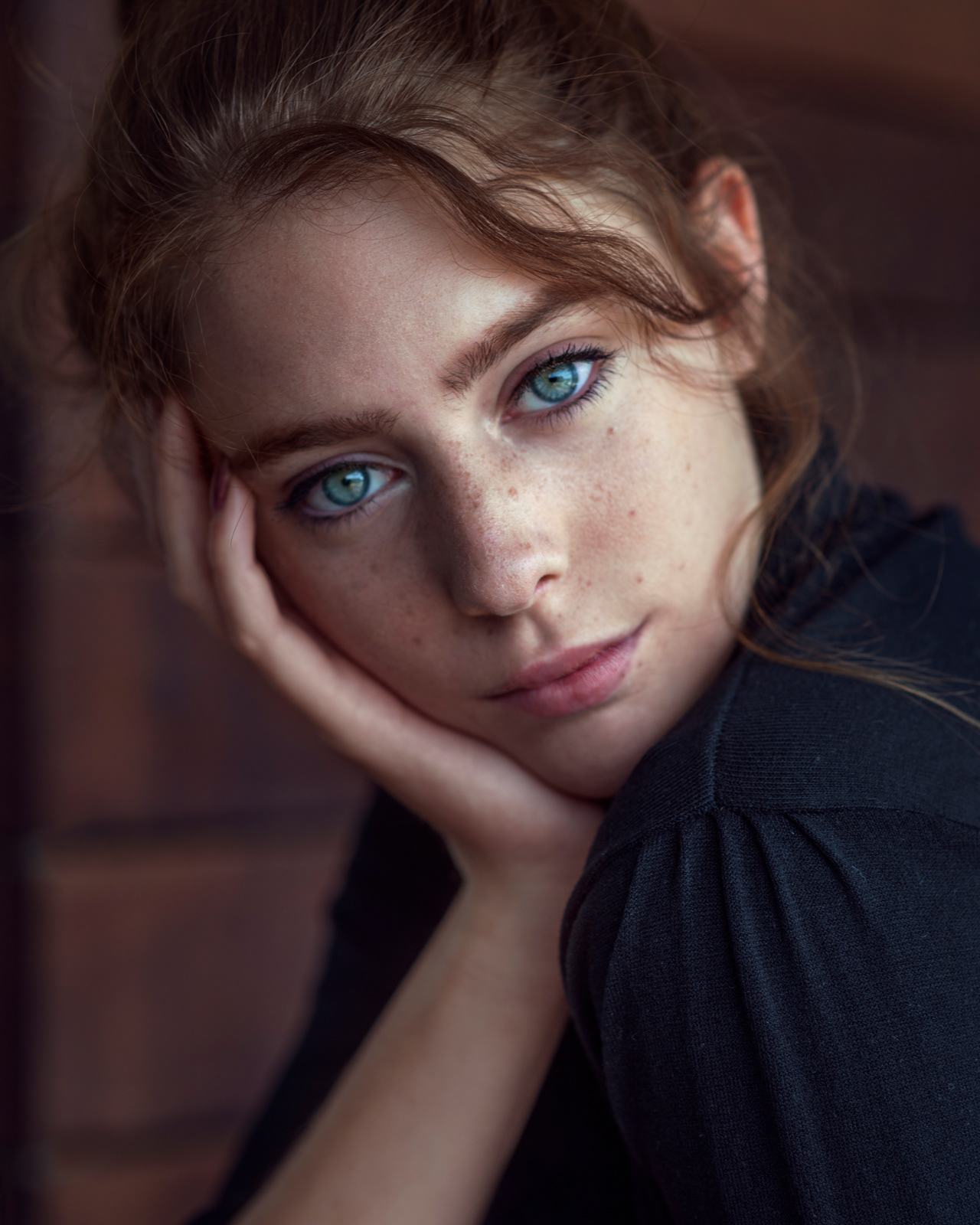 Natural light portrait of woman with vivid blue eyes and soft expression – Joanna Kustra beauty photography