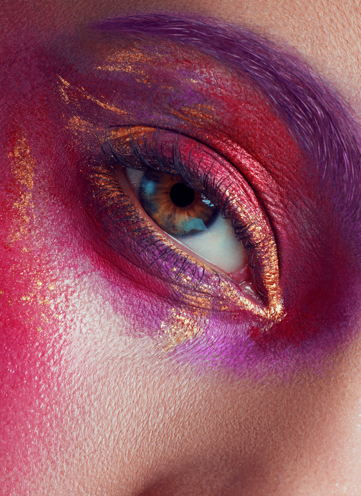Creative beauty close-up with gold and magenta makeup around eye – Joanna Kustra artistic beauty photography