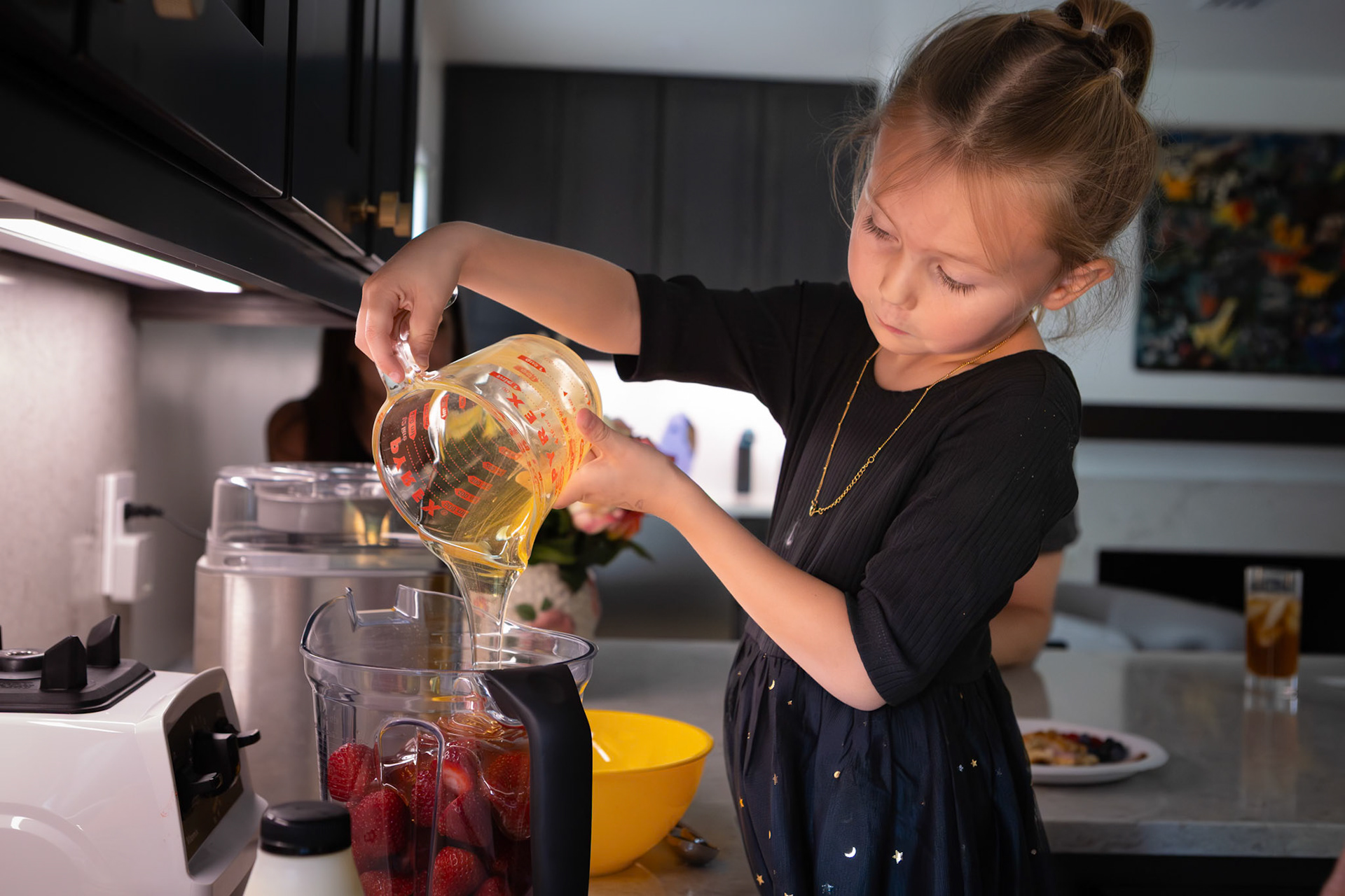 Honey and strawberries, the perfect receipe for strawberry ice cream