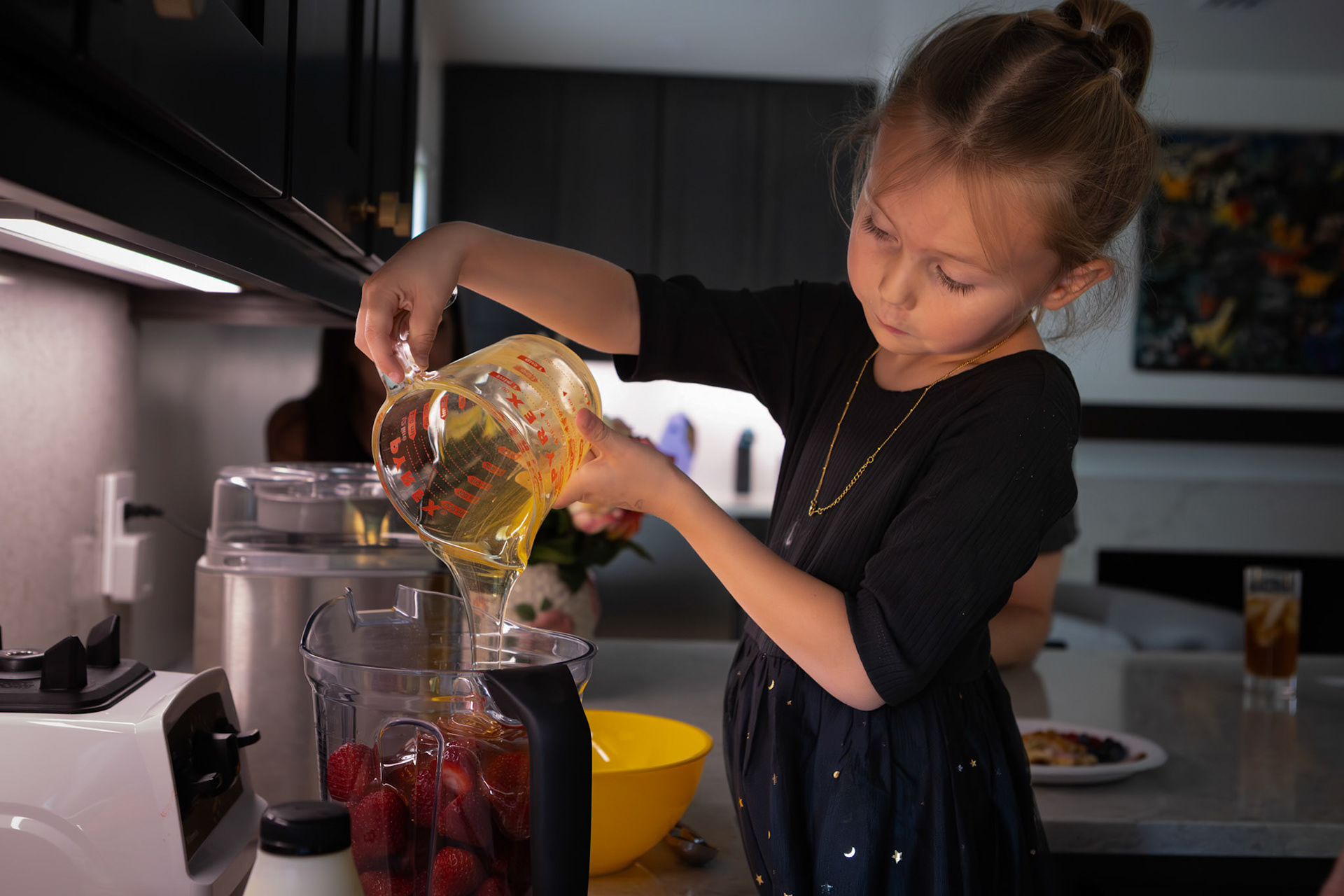 Honey and strawberries, the perfect receipe for strawberry ice cream