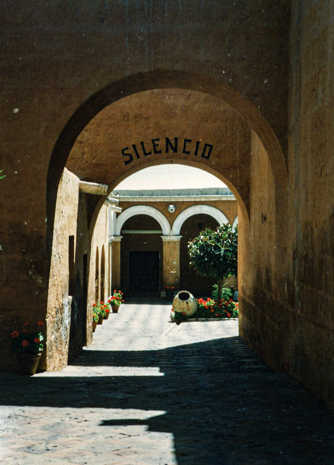 silencio とは「沈黙」という意味 サンタ・カタリナ修道院