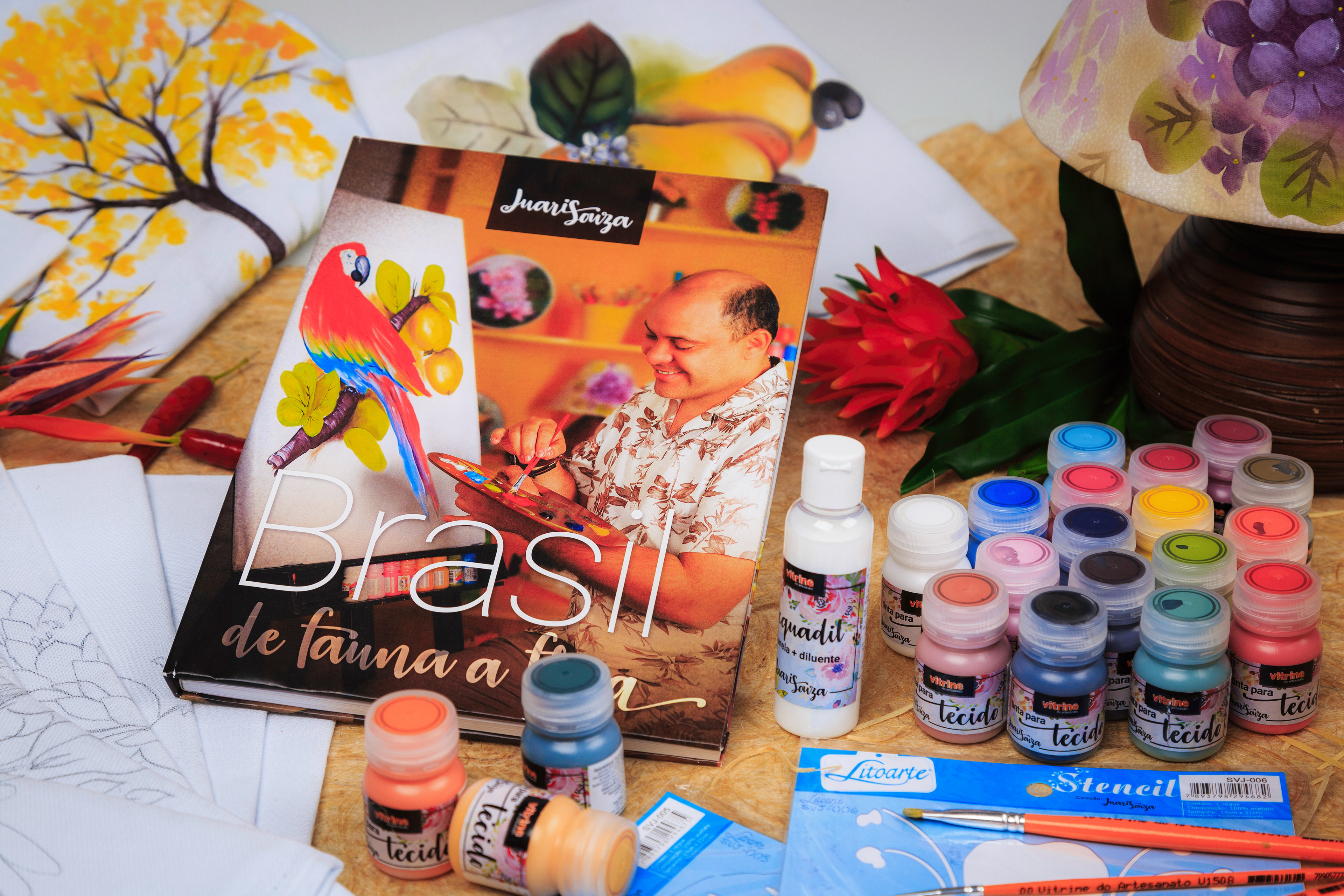 Livro, tecido, tintas, pincéis e estênceis compõem o kit Brasil de Fauna a Flora de Juari Souza