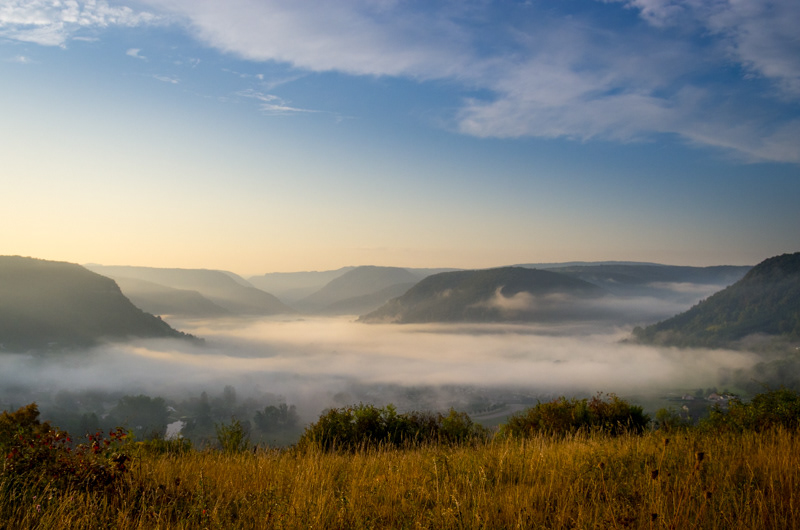 Brume dans la vallée de la Loue photographie par CL Photo