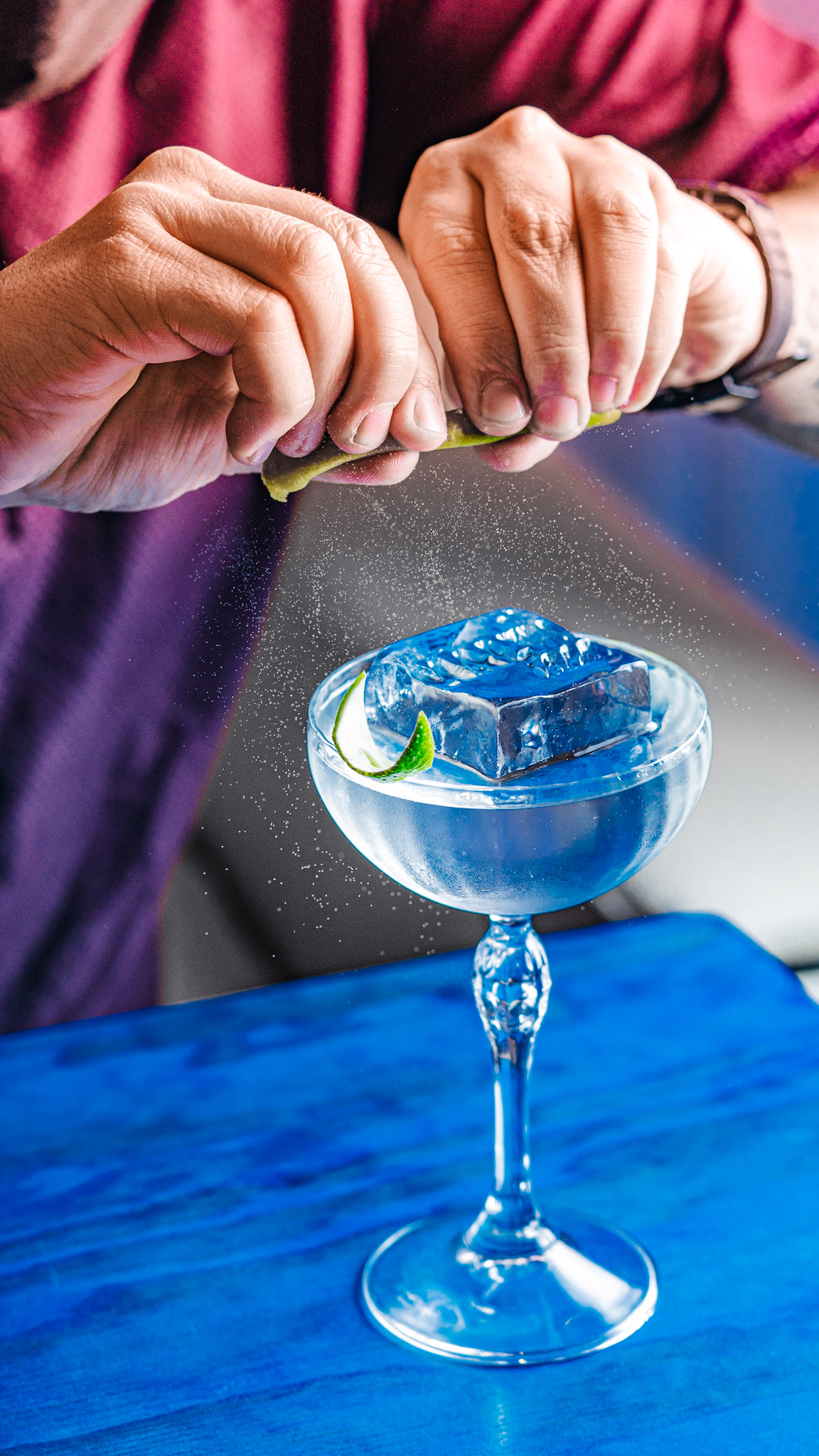 Bartender preparando un pisco sour transparente