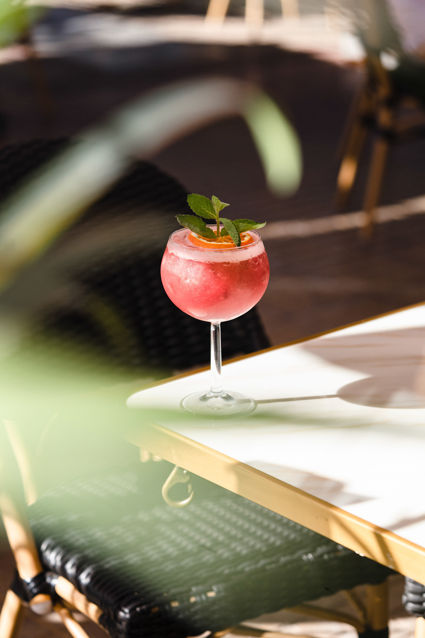 Preparacion en una copa de un trago del restaurante ICA