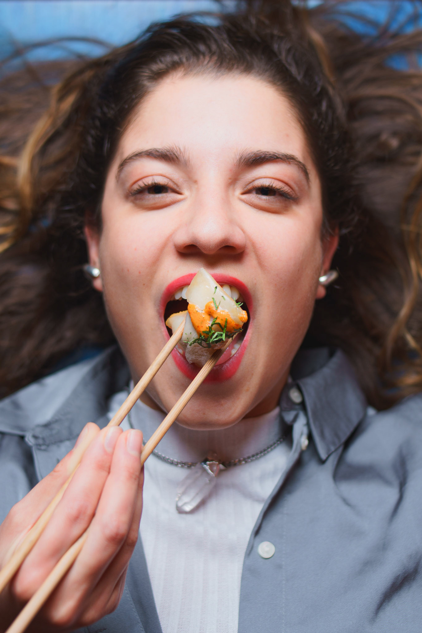 Mujer comiendo una gyosa en Malva Loca