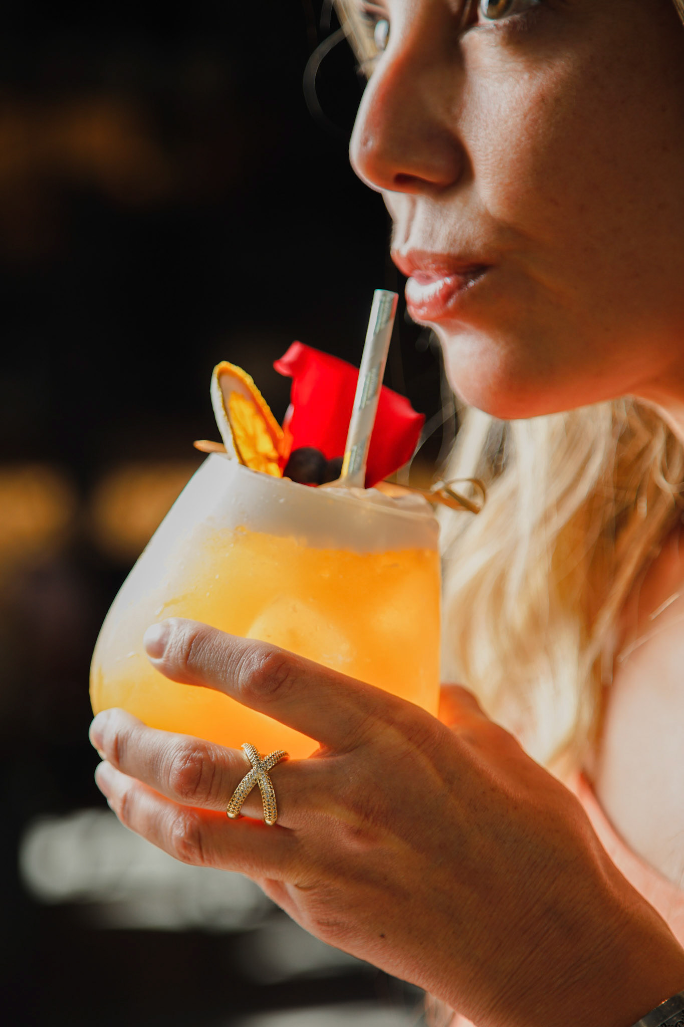 Modelo disfrutando un trago en Jerónimo Santiago