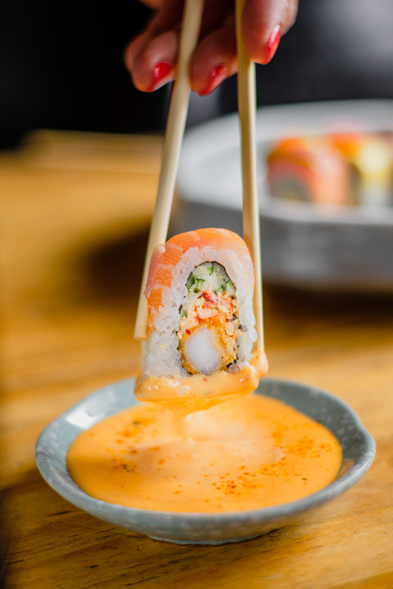 PErsona agarrando sushi con palitos