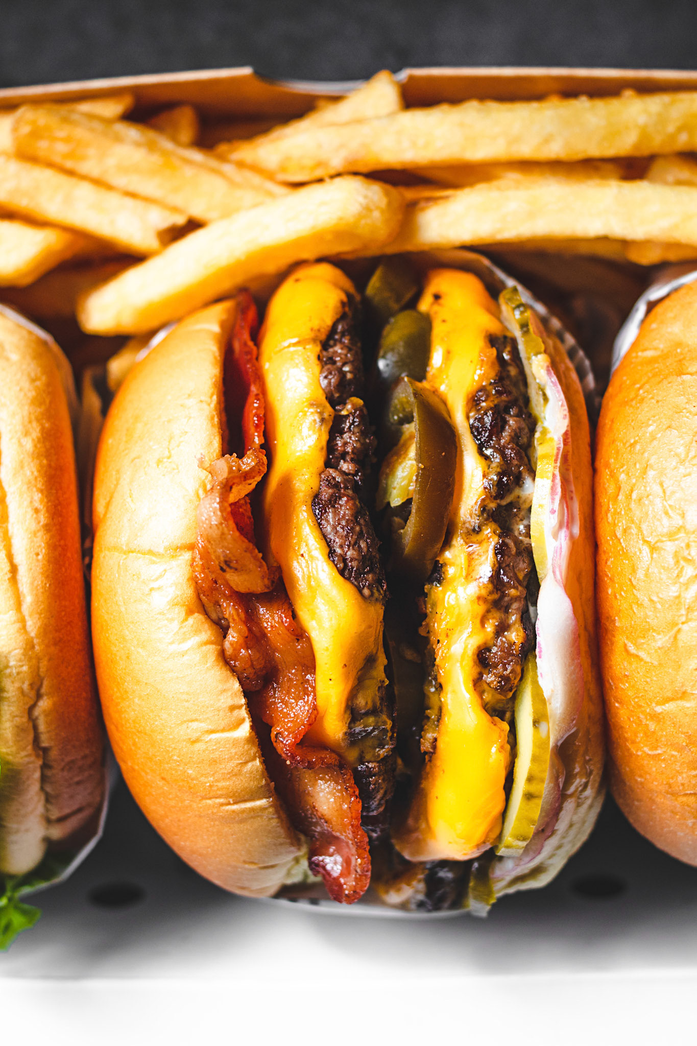 Hamburguesa con queso y papas fritas, fotografía para redes sociales