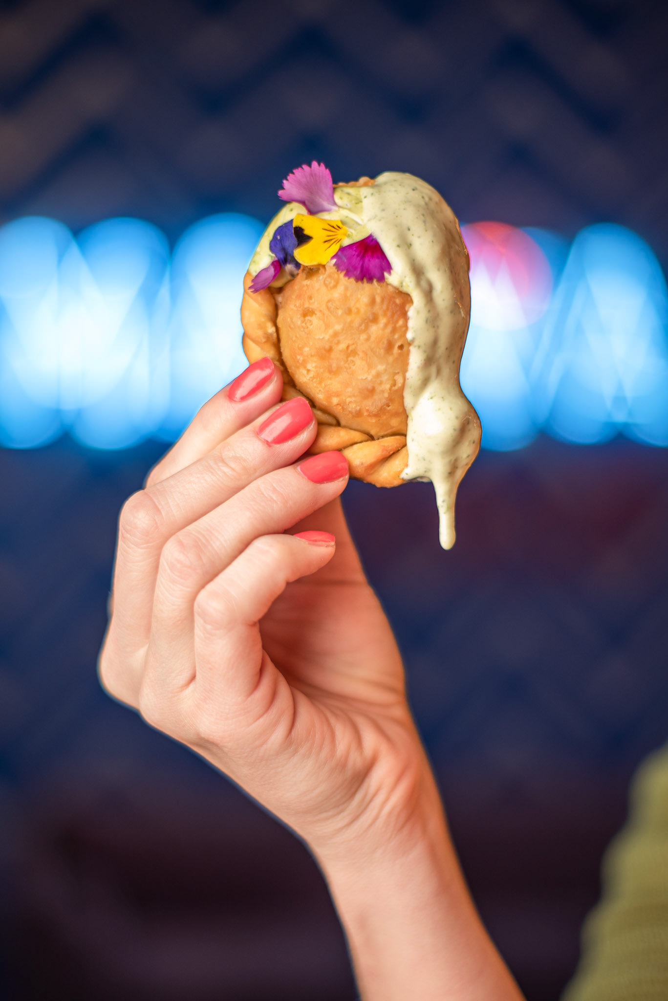 Salsa cayendo de empana de chupe de jaiba en Malva Loca