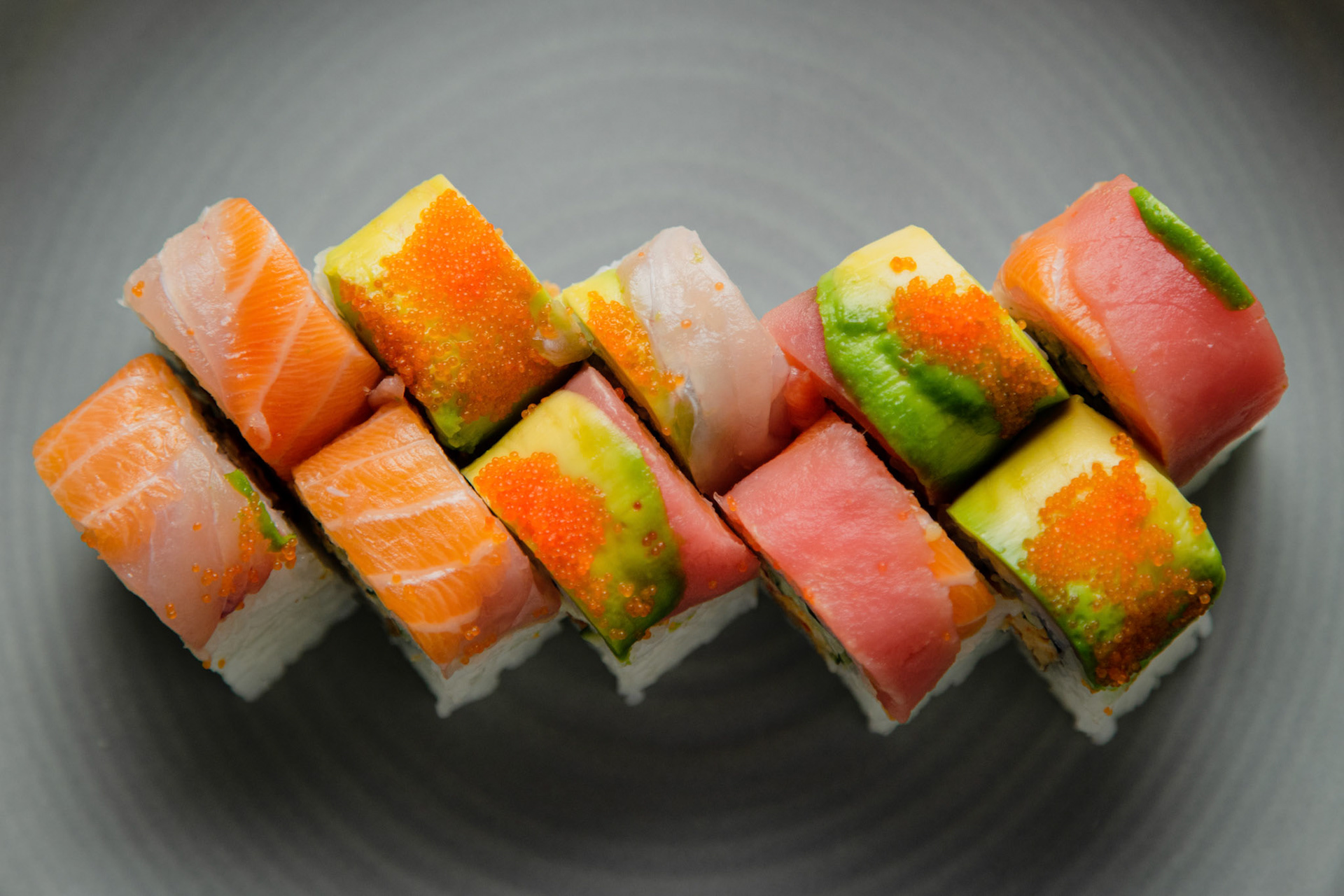 Sushi de varios colores sobre un plato gris de Jeronimo 