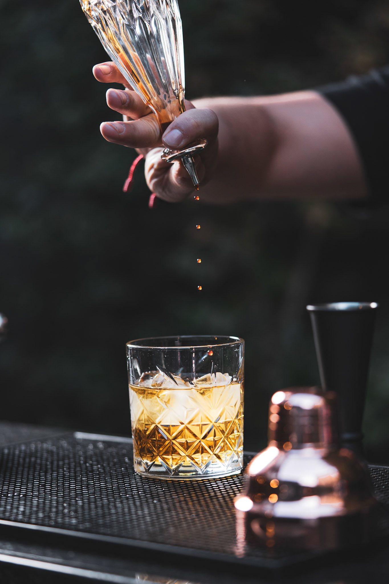 bartender preparando un old fashioned sesion fotografica