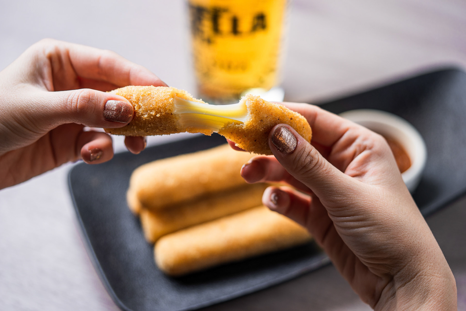 Dedo de mozzarella en La Birrería, foto gastronómica para restaurante