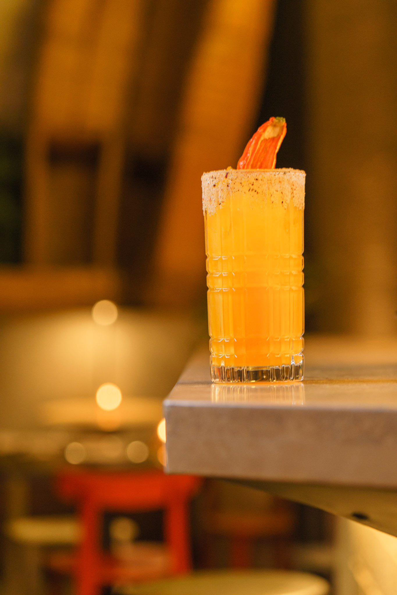 Foto de un trago y los espacios de La Picanteria de fondo