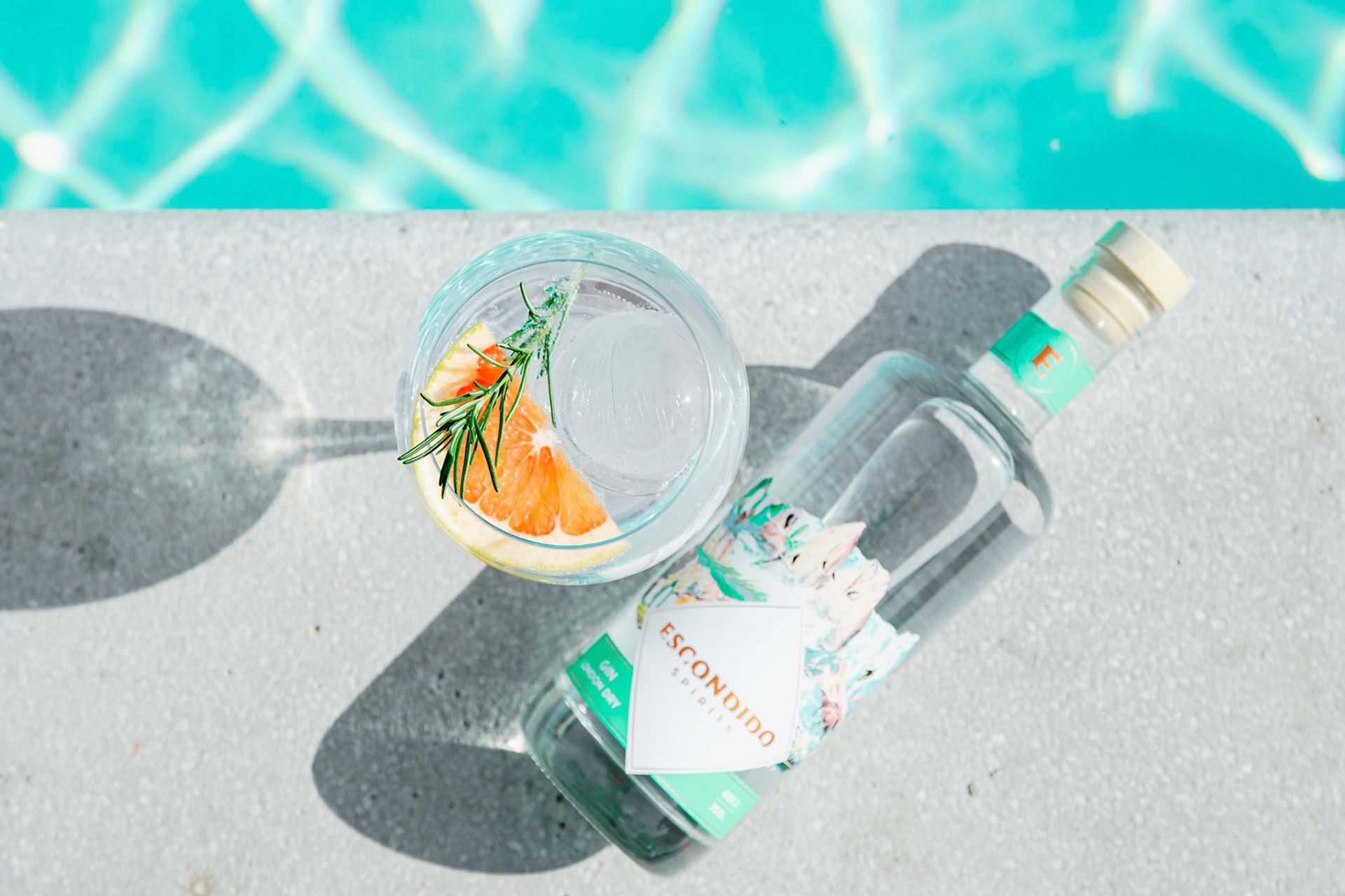 Fotografia de gin chileno en la piscina para redes sociales