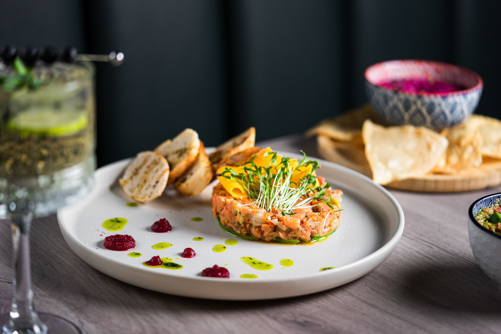 Tartar de salmón en la mesa, fotografía para restaurante