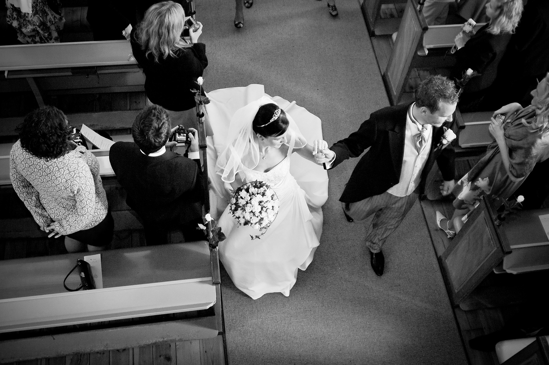 utgång ur kyrkan efter vigseln bröllopsfotograf Anna Andersson i Nynäshamn