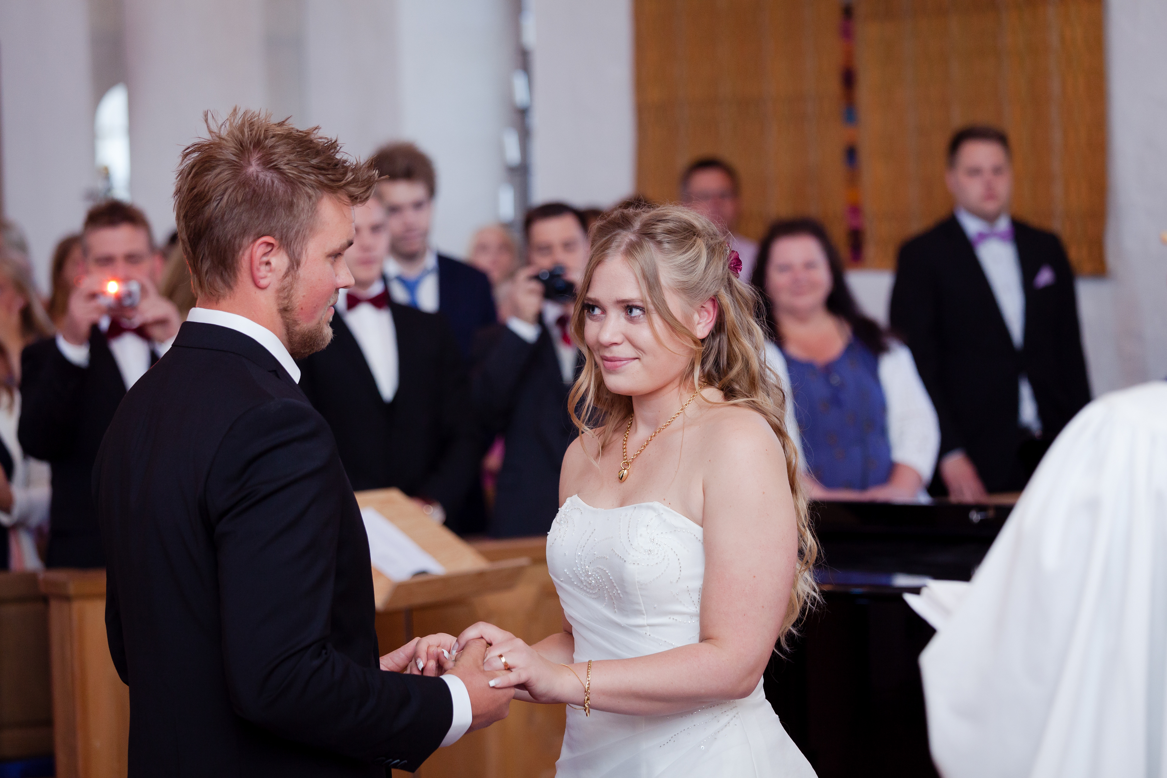 Vigsel i Nynäshamns kyrka bröllopsfotograf Anna Andersson i Nynäshamn