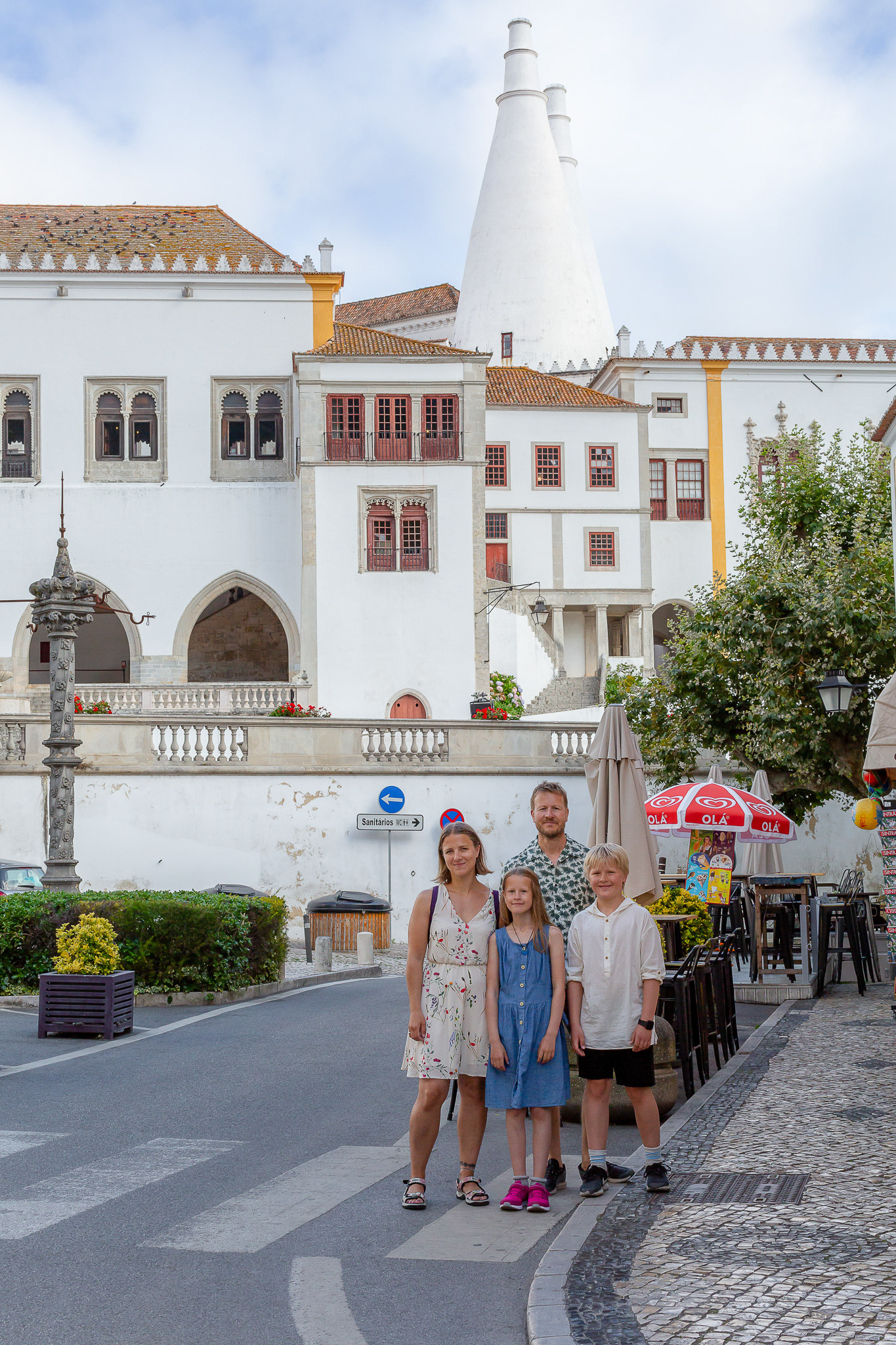 Family travel photo shoot in Sintra